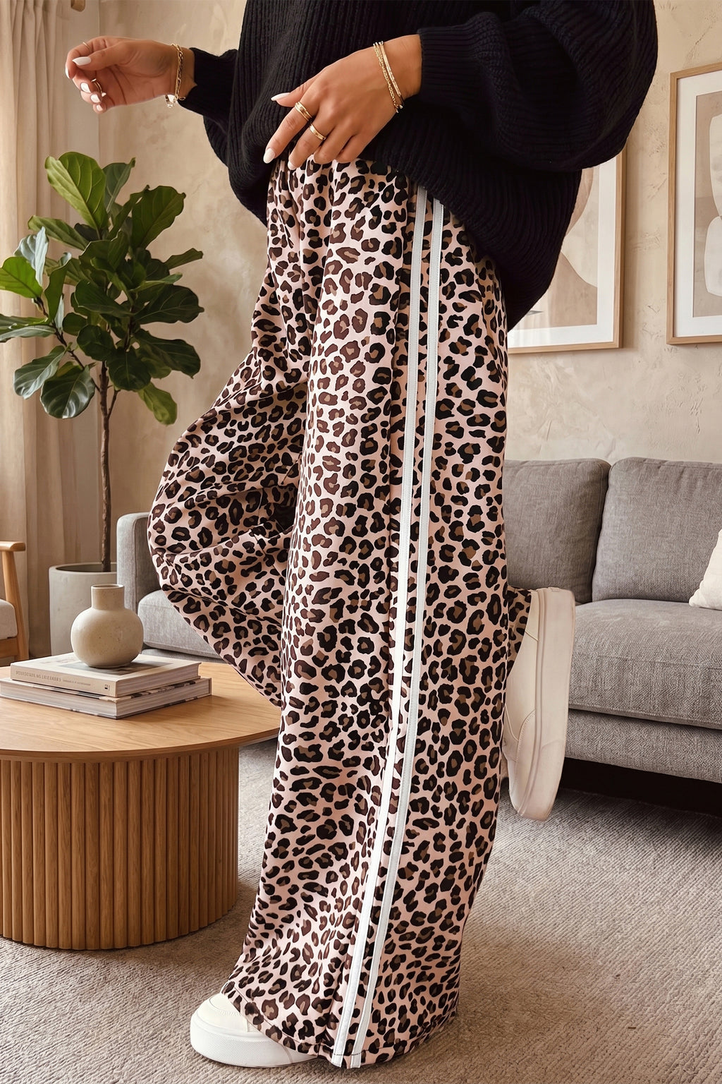 Pantalón Beige Leopardo con Raya Lateral | Detallia