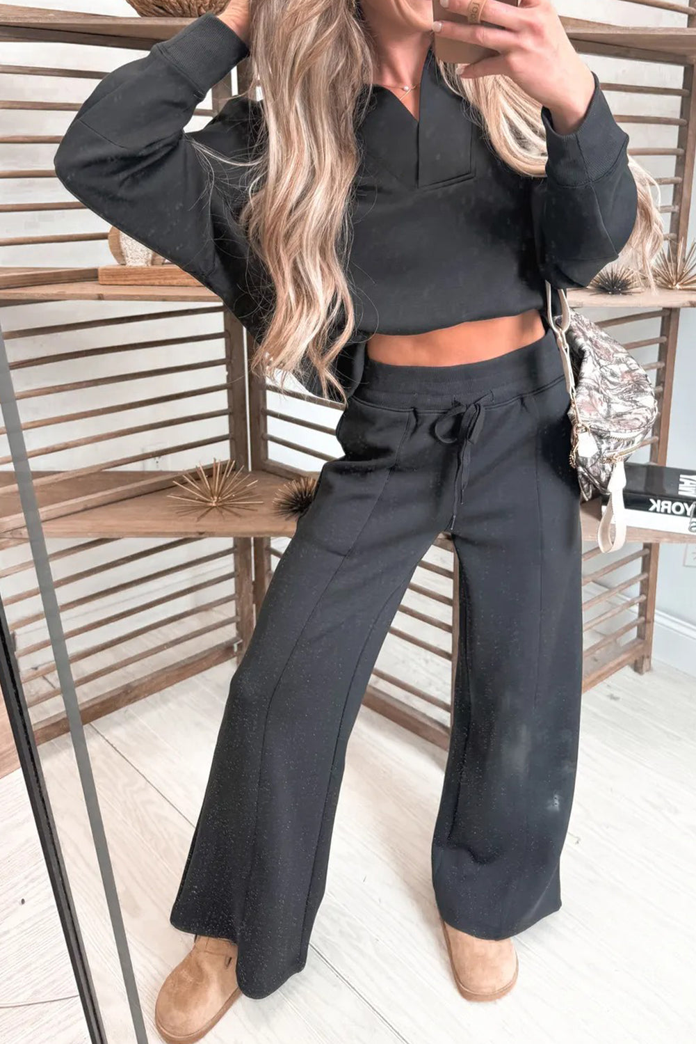 Conjunto Negro de Sudadera con Cuello Pico y Pantalón | Detallia