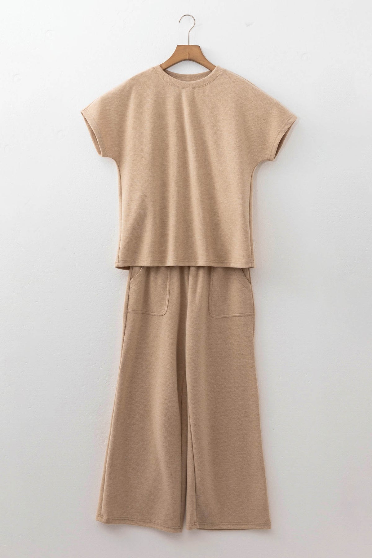 Conjunto Beige Francés de Top Canalé Manga Corta y Pantalón | Detallia