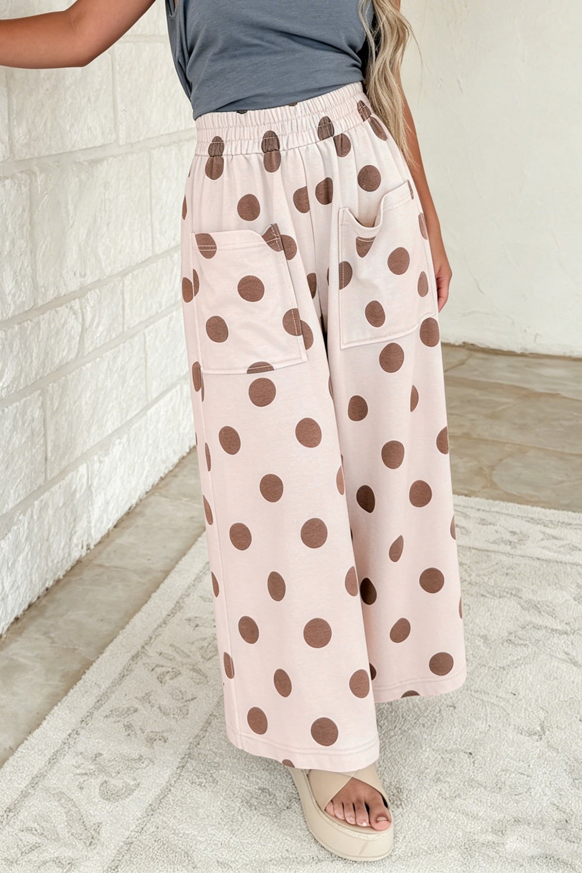 Pantalón Marrón de Lunares con Pernera Ancha | Detallia