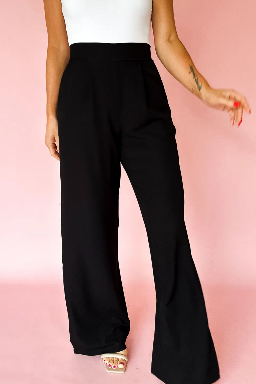 Pantalón Rojo Fuego con Pliegues | Detallia