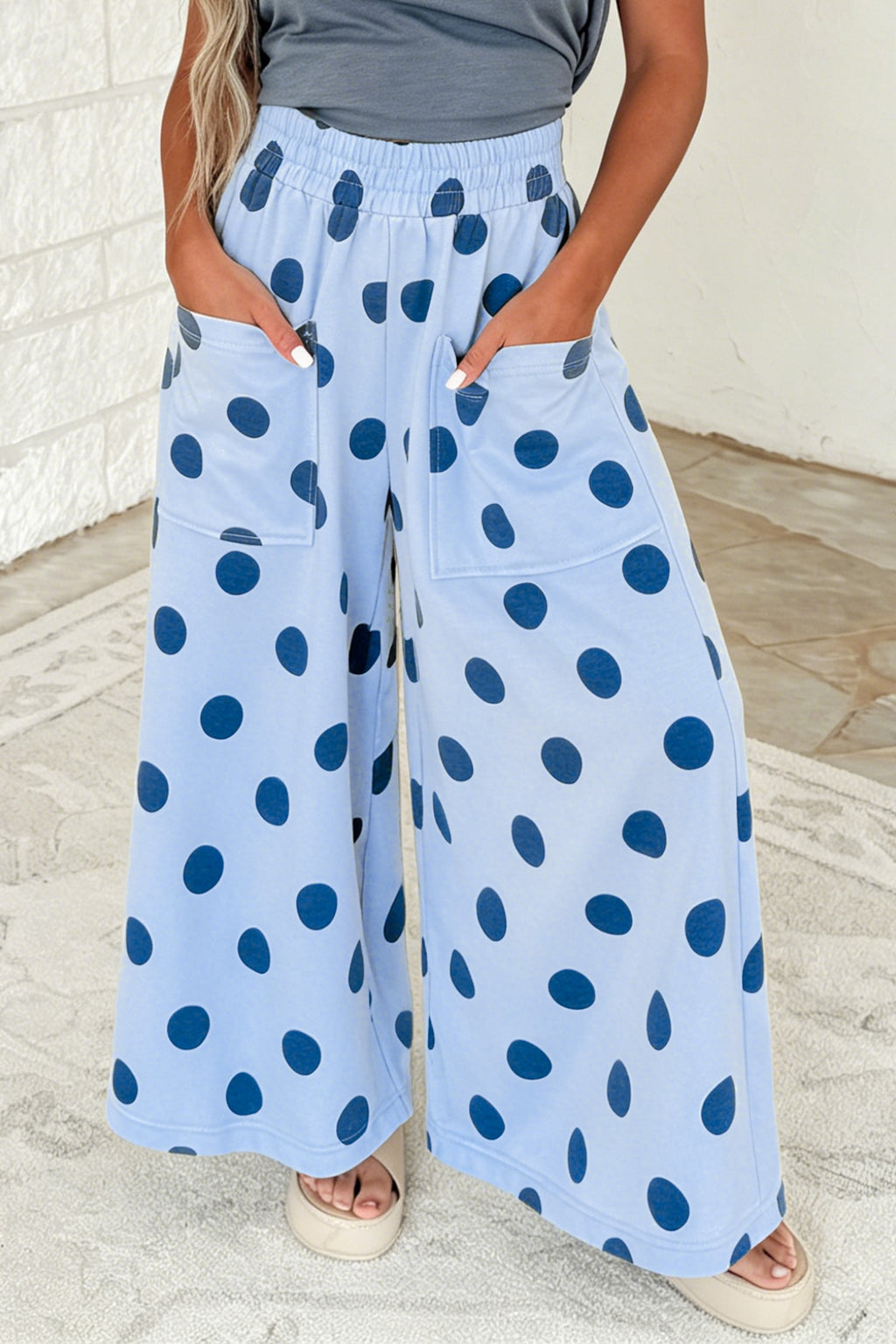 Pantalón Marrón de Lunares con Pernera Ancha | Detallia