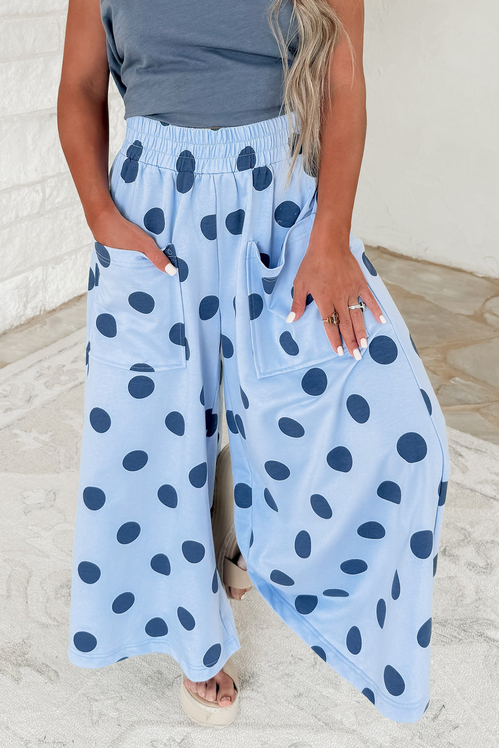 Pantalón Marrón de Lunares con Pernera Ancha | Detallia