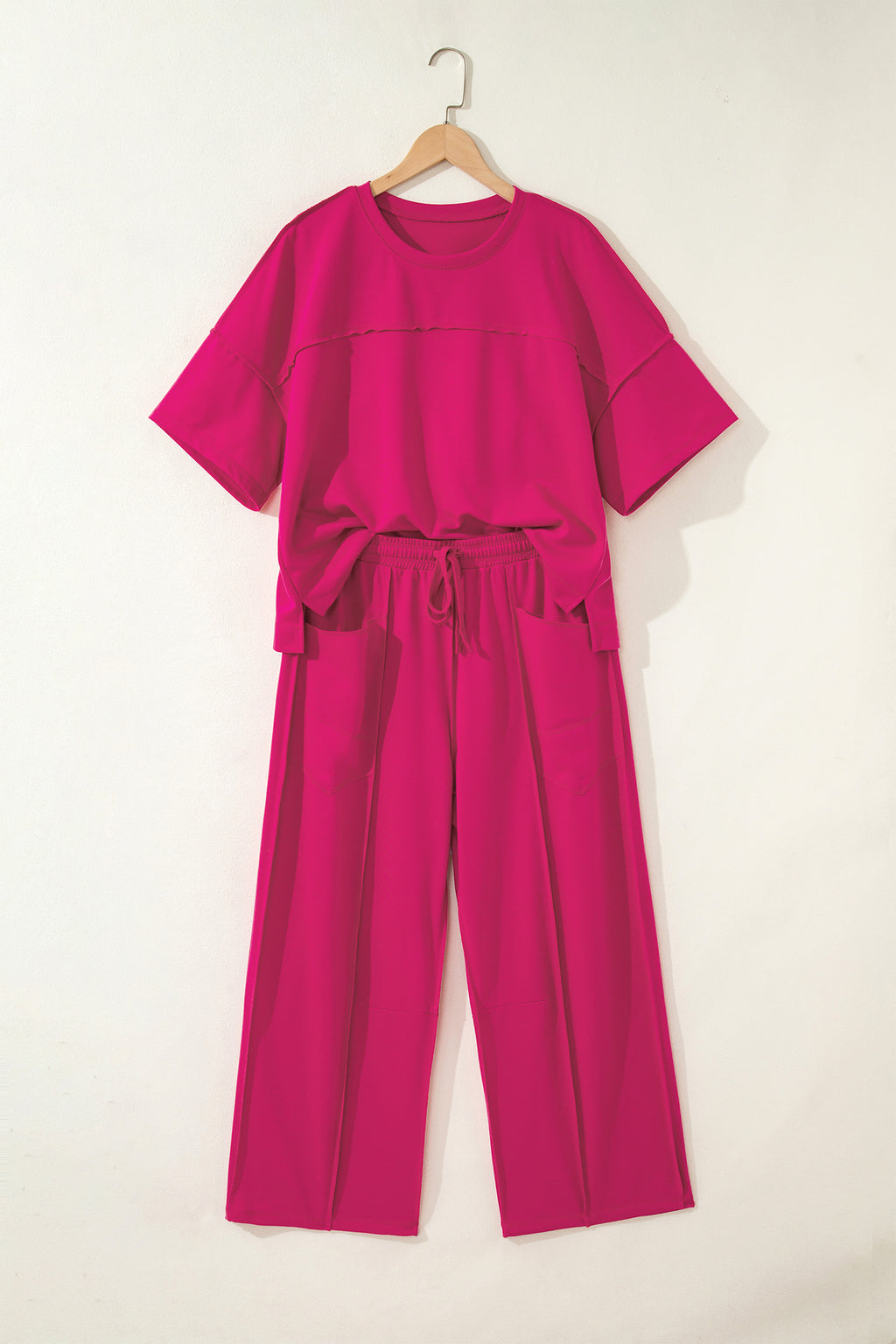 Conjunto Rojo Rosado de Camiseta Boxy y Pantalón Barrel | Detallia
