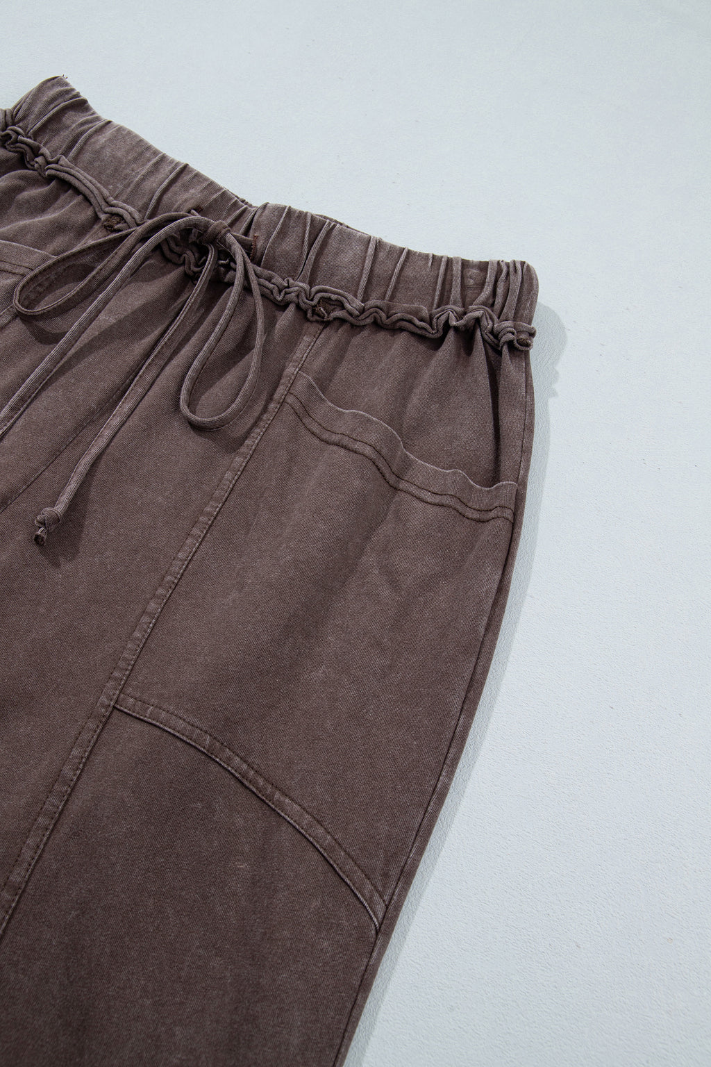 Pantalón Acampanado Café con Efecto Lavado Mineral | Detallia