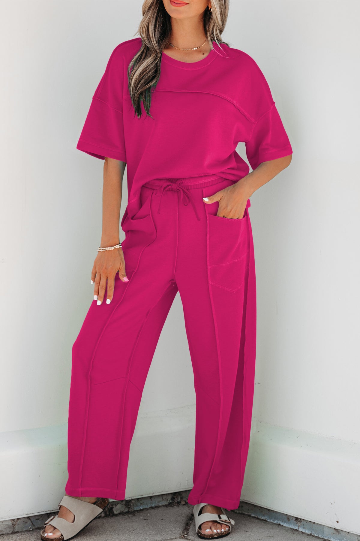Conjunto Rojo Rosado de Camiseta Boxy y Pantalón Barrel | Detallia