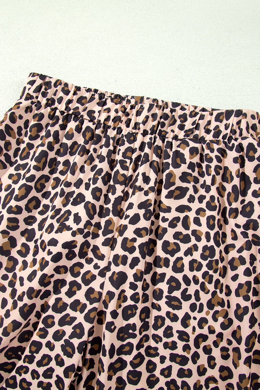 Pantalón Beige Leopardo con Raya Lateral | Detallia