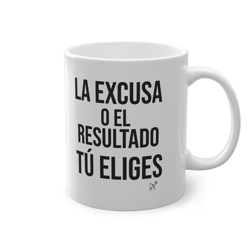 Taza "La Excusa o el Resultado" - vista frontal con el diseño