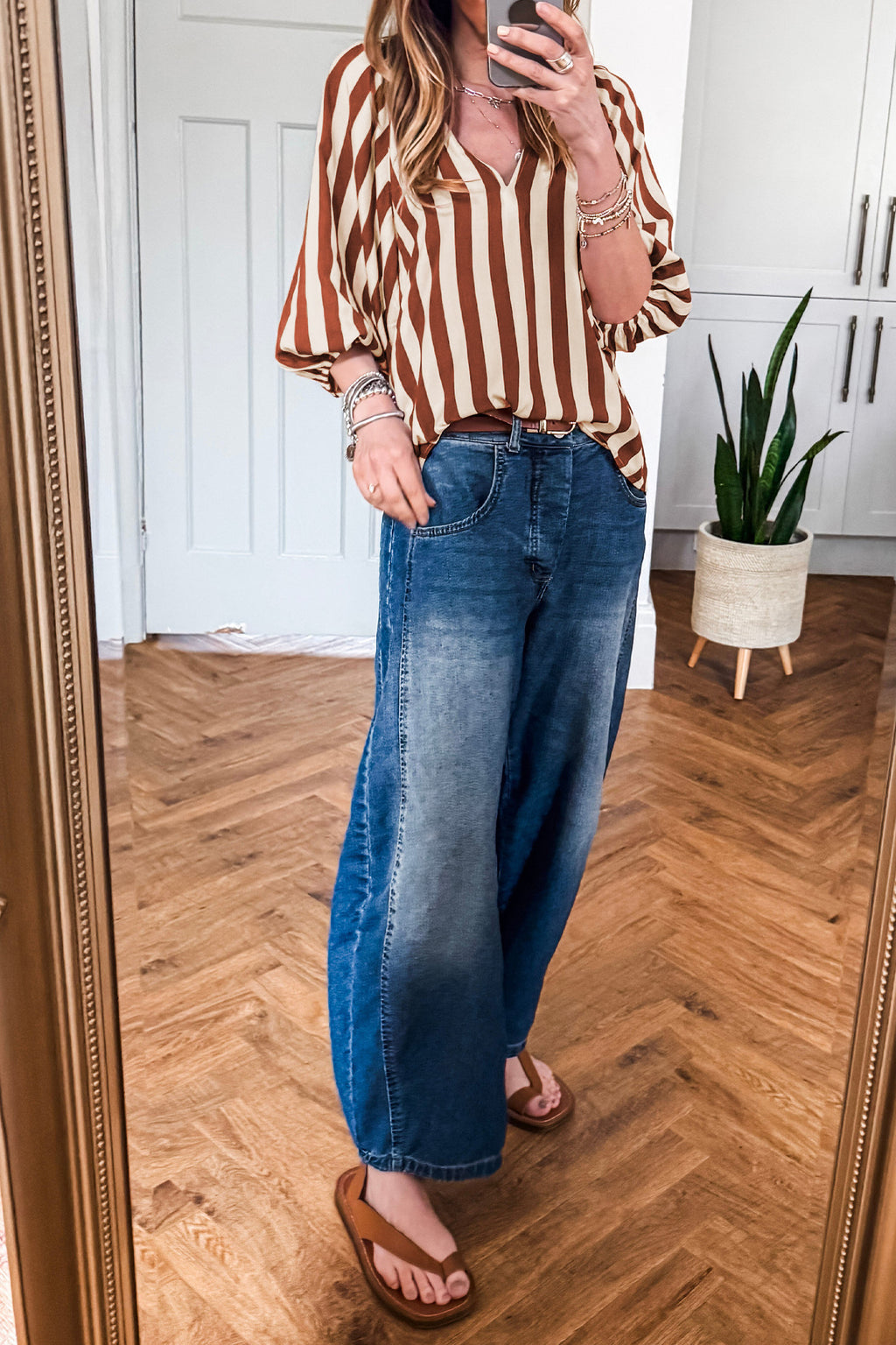 Blusa Marrón de Rayas con Escote en V | Detallia
