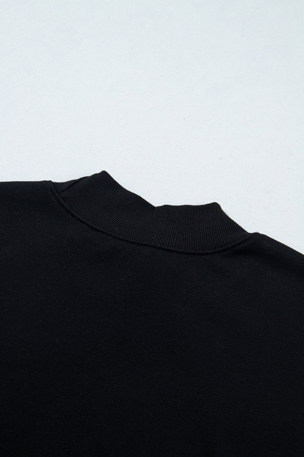 Sudadera Negra Oversize de Cuello Alto | Detallia