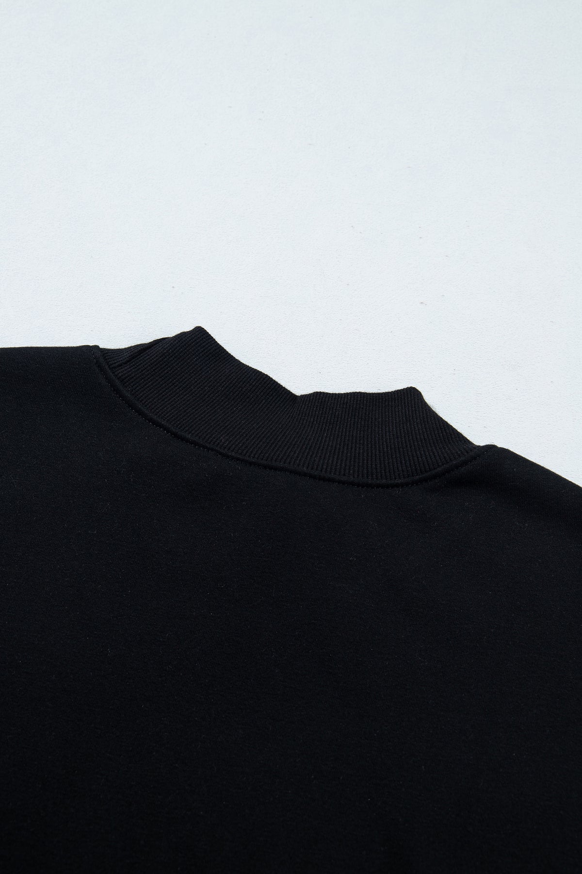 Sudadera Negra Oversize de Cuello Alto | Detallia