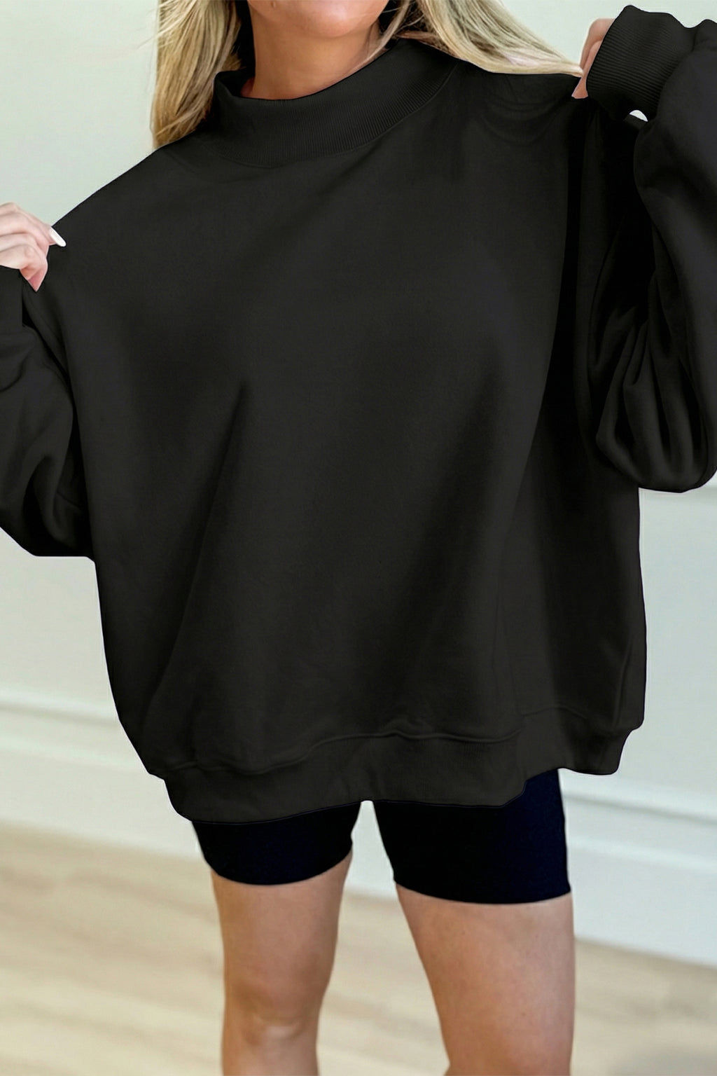 Sudadera Negra Oversize de Cuello Alto | Detallia