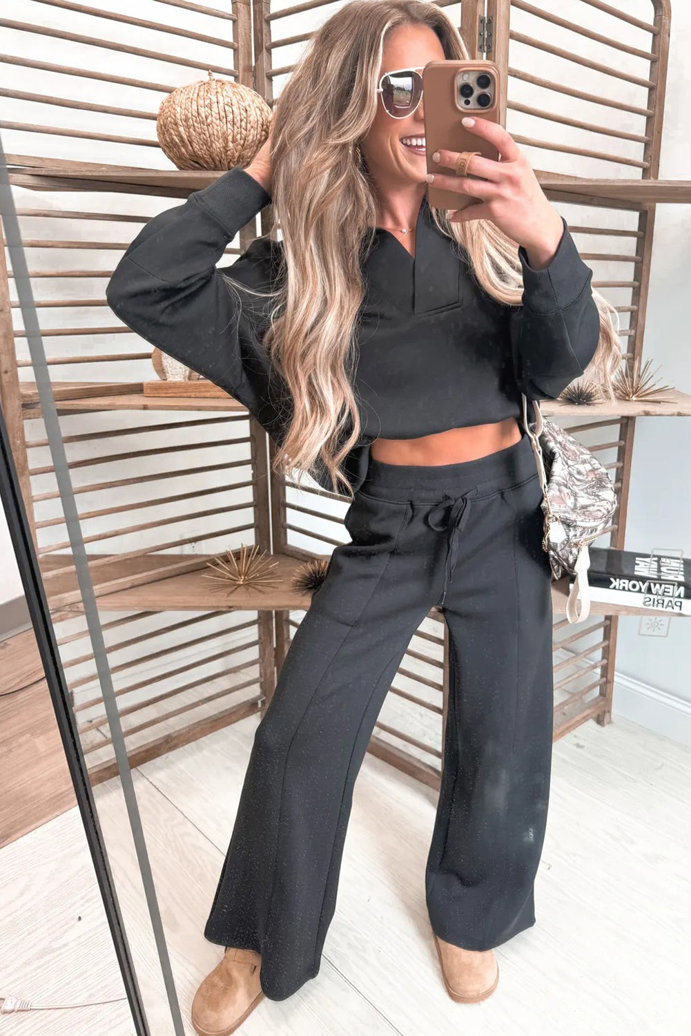 Conjunto Negro de Sudadera con Cuello Pico y Pantalón | Detallia
