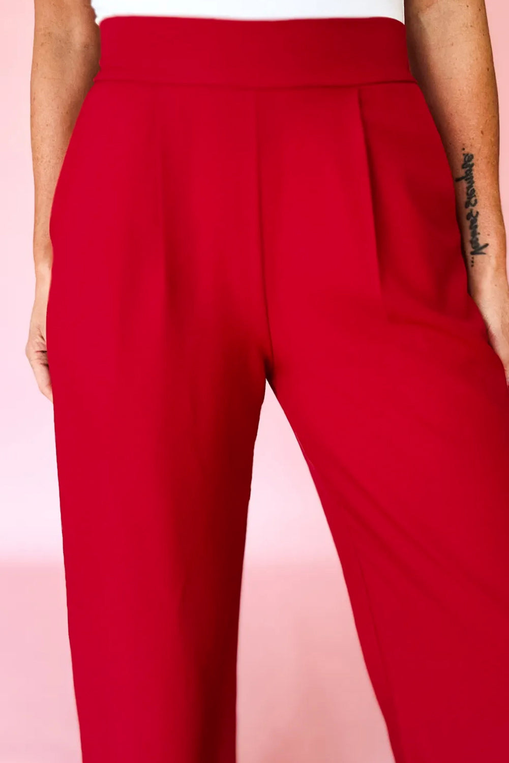 Pantalón Rojo Fuego con Pliegues | Detallia