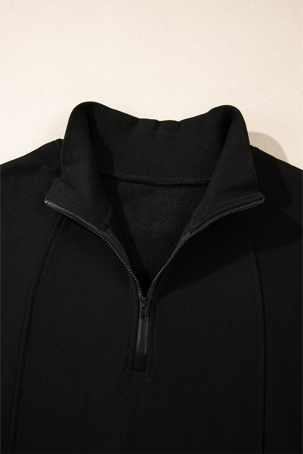 Sudadera Fucsia de Cuello Cremallera y Hombro Caído | Detallia