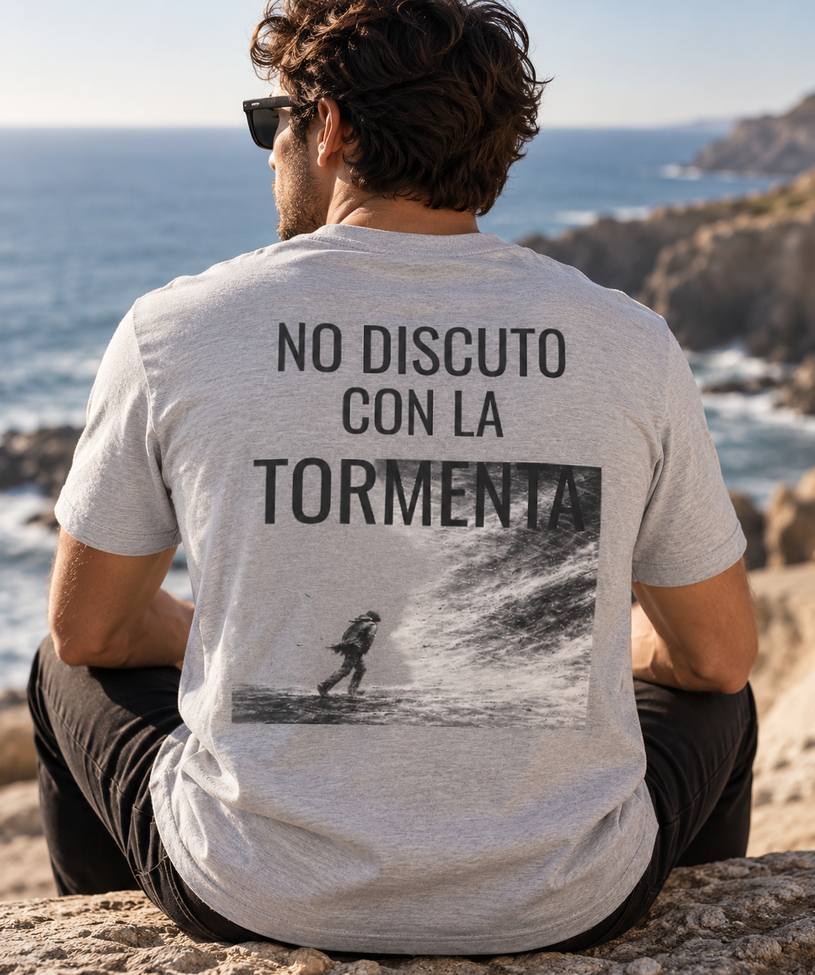 Camiseta No Discuto Con La Tormenta - vista de espaldas