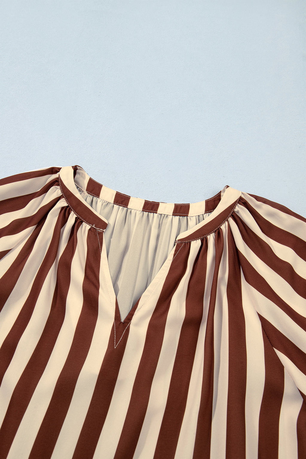 Blusa Marrón de Rayas con Escote en V | Detallia