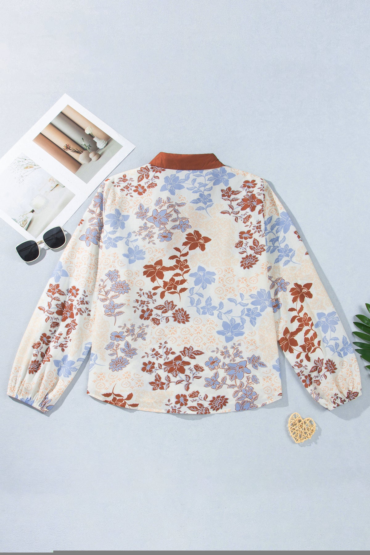 Blusa Curvy Blanca Floral con Cuello en Contraste | Detallia