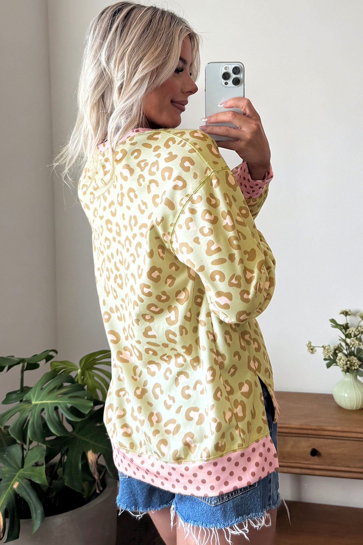 Top Caqui de Manga Larga con Estampado Leopardo y Lunares | Detallia
