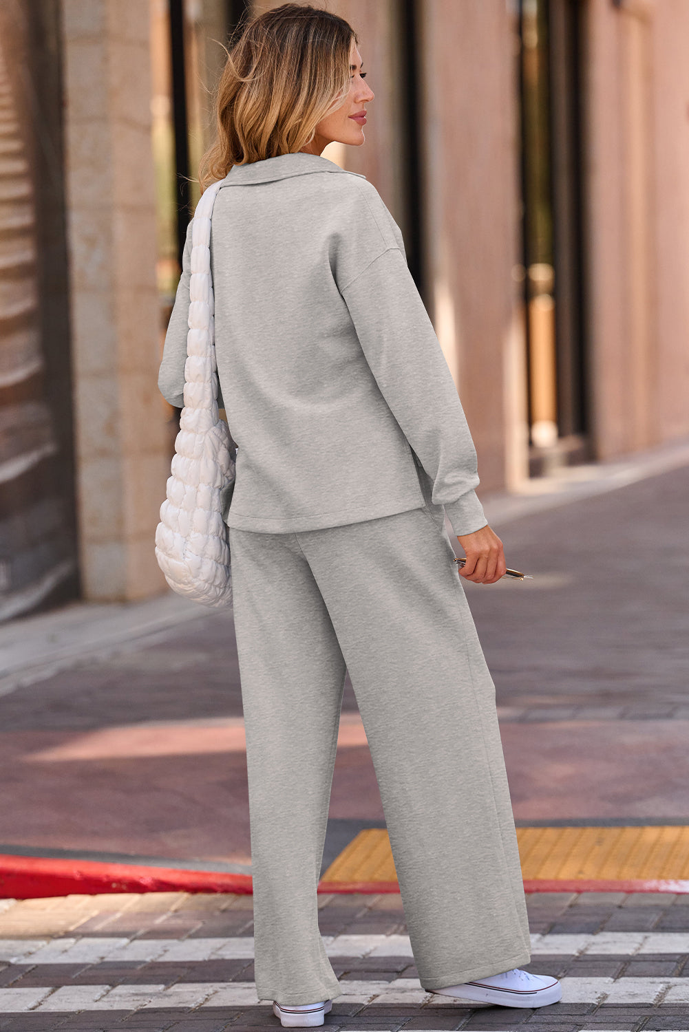 Conjunto Gris de Top Cuello Pico y Pantalón de Talle Alto | Detallia
