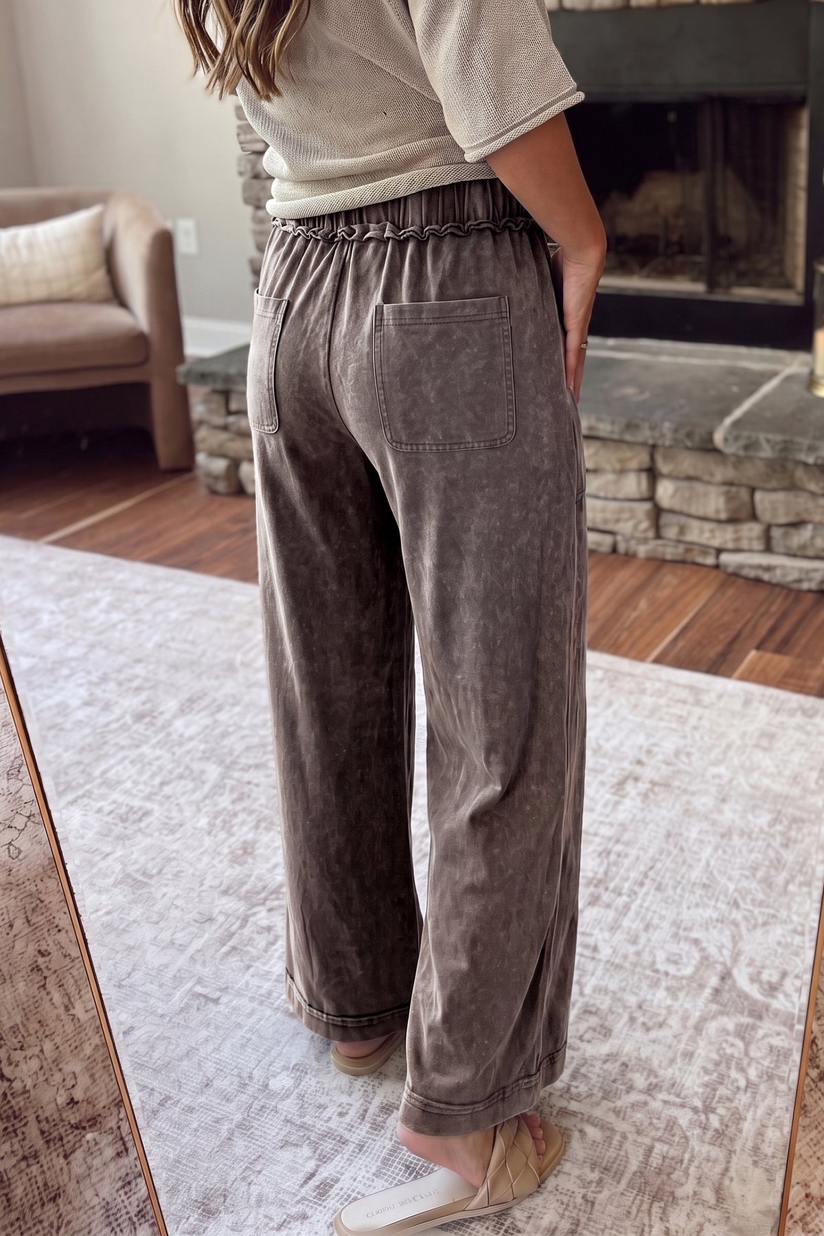 Pantalón Acampanado Café con Efecto Lavado Mineral | Detallia