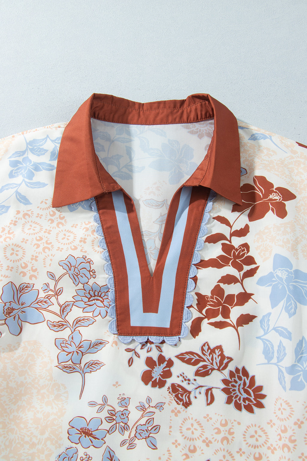 Blusa Curvy Blanca Floral con Cuello en Contraste | Detallia
