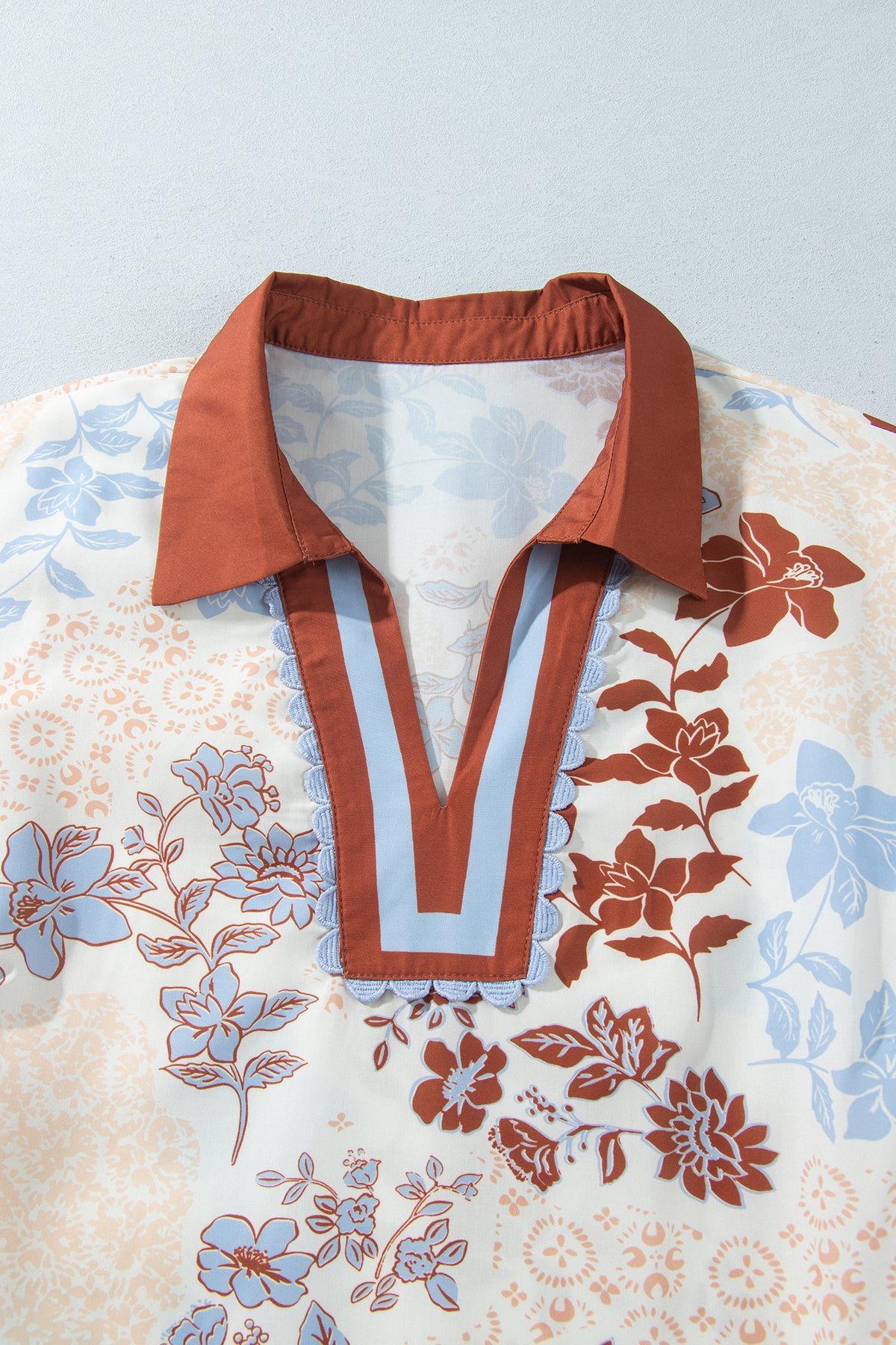 Blusa Curvy Blanca Floral con Cuello en Contraste | Detallia