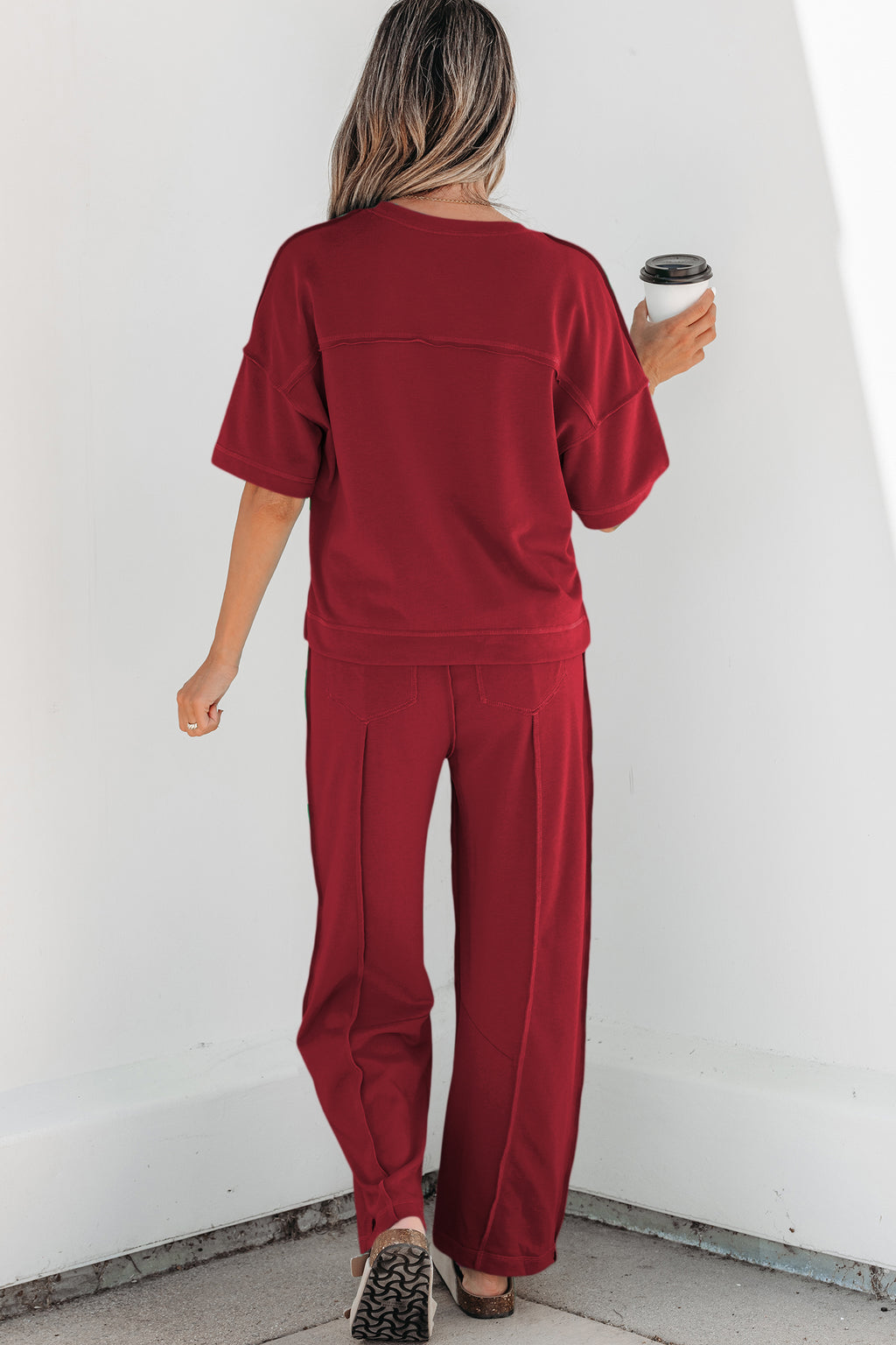 Conjunto Rojo Rosado de Camiseta Boxy y Pantalón Barrel | Detallia