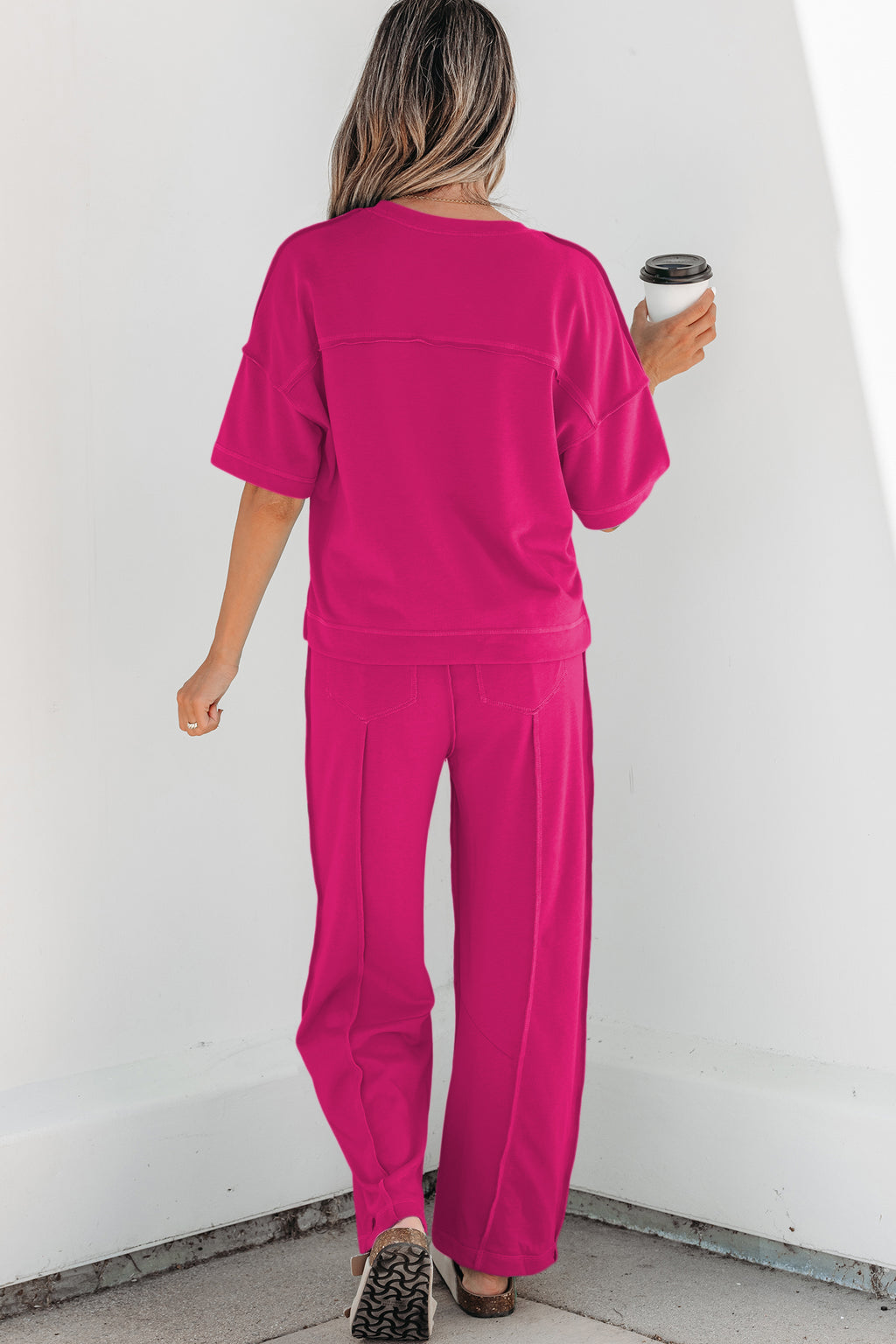 Conjunto Rojo Rosado de Camiseta Boxy y Pantalón Barrel | Detallia