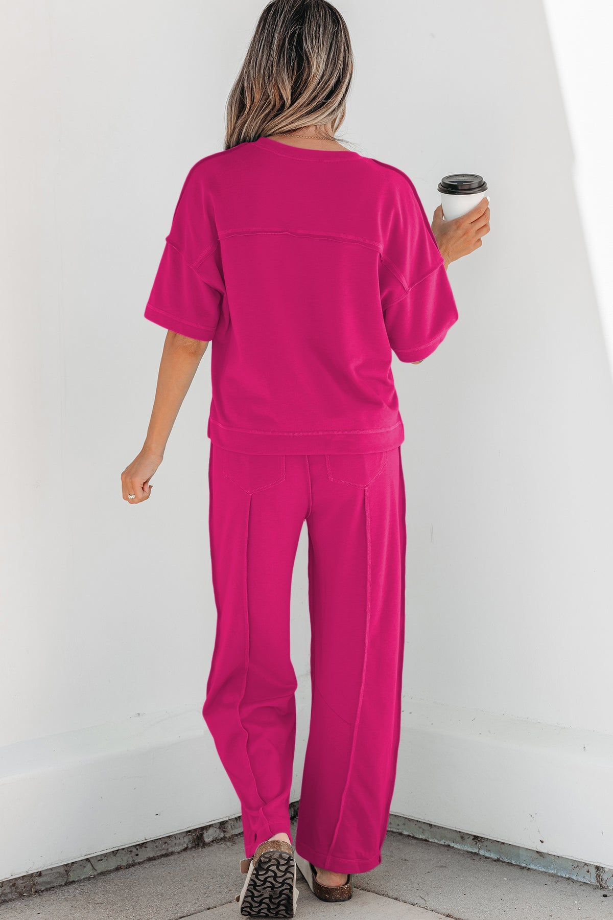 Conjunto Rojo Rosado de Camiseta Boxy y Pantalón Barrel | Detallia
