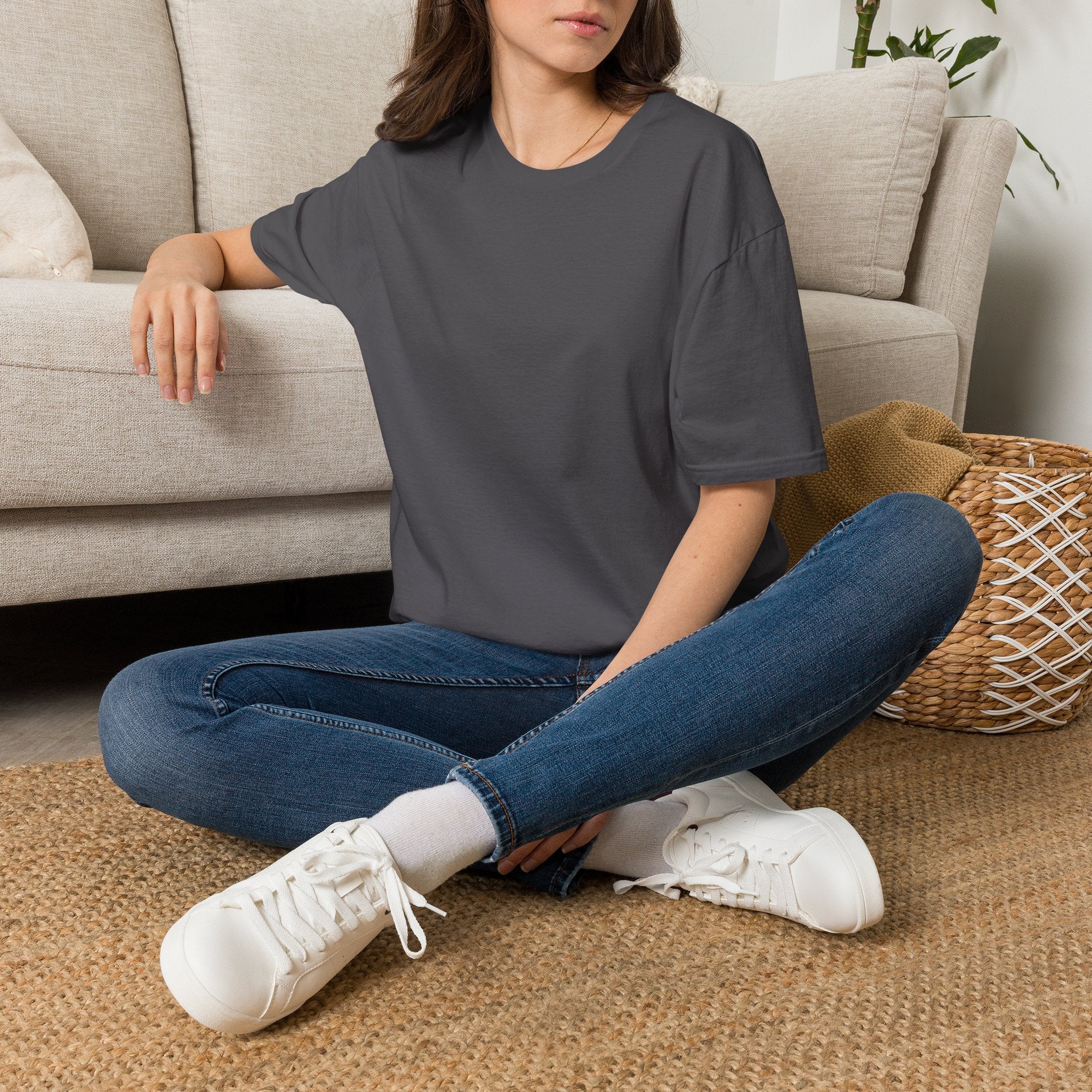 Camiseta "You, Me, Them, Everybody" - puesta por un modelo
