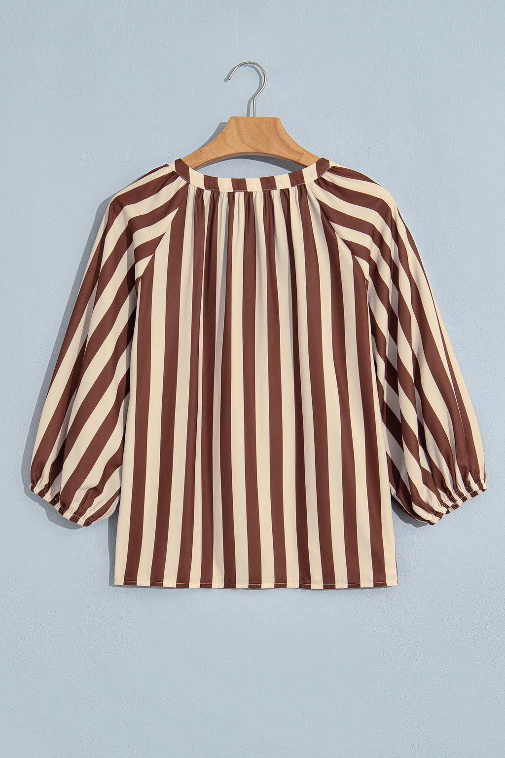 Blusa Marrón de Rayas con Escote en V | Detallia
