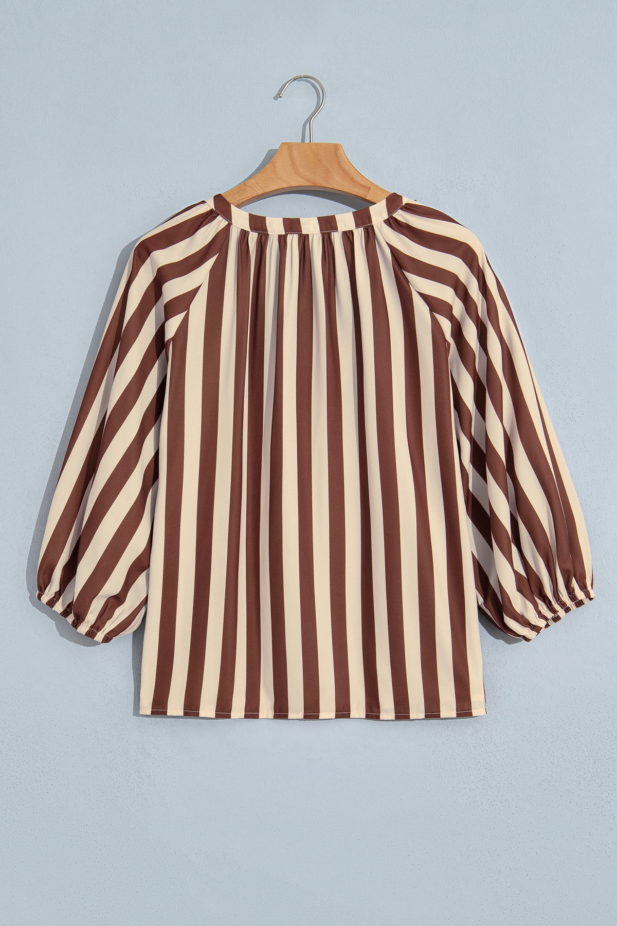 Blusa Marrón de Rayas con Escote en V | Detallia