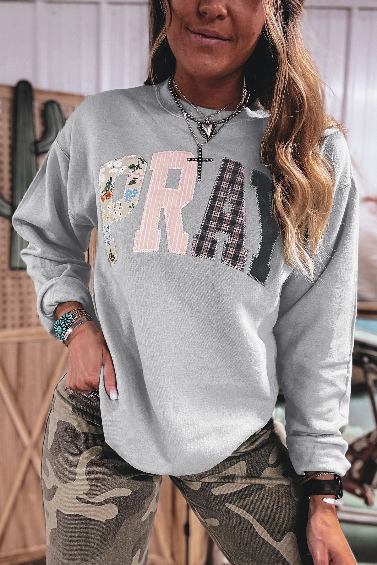 Sudadera Western Café con Parches Bordados | Detallia