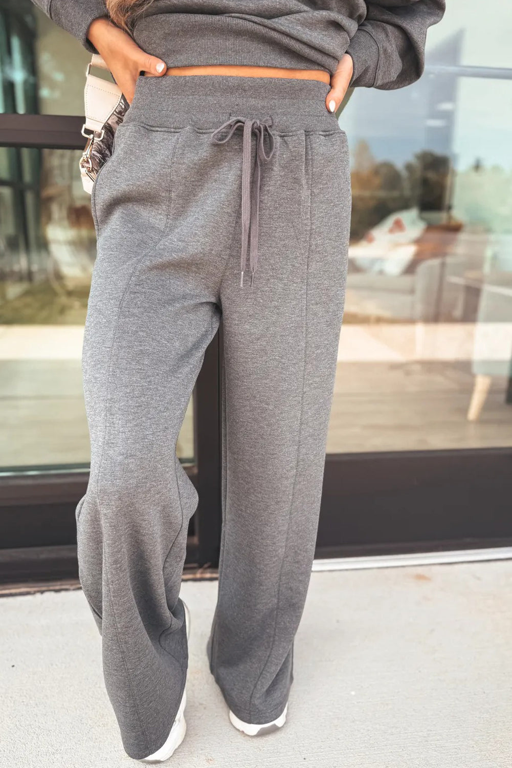 Conjunto Negro de Sudadera con Cuello Pico y Pantalón | Detallia