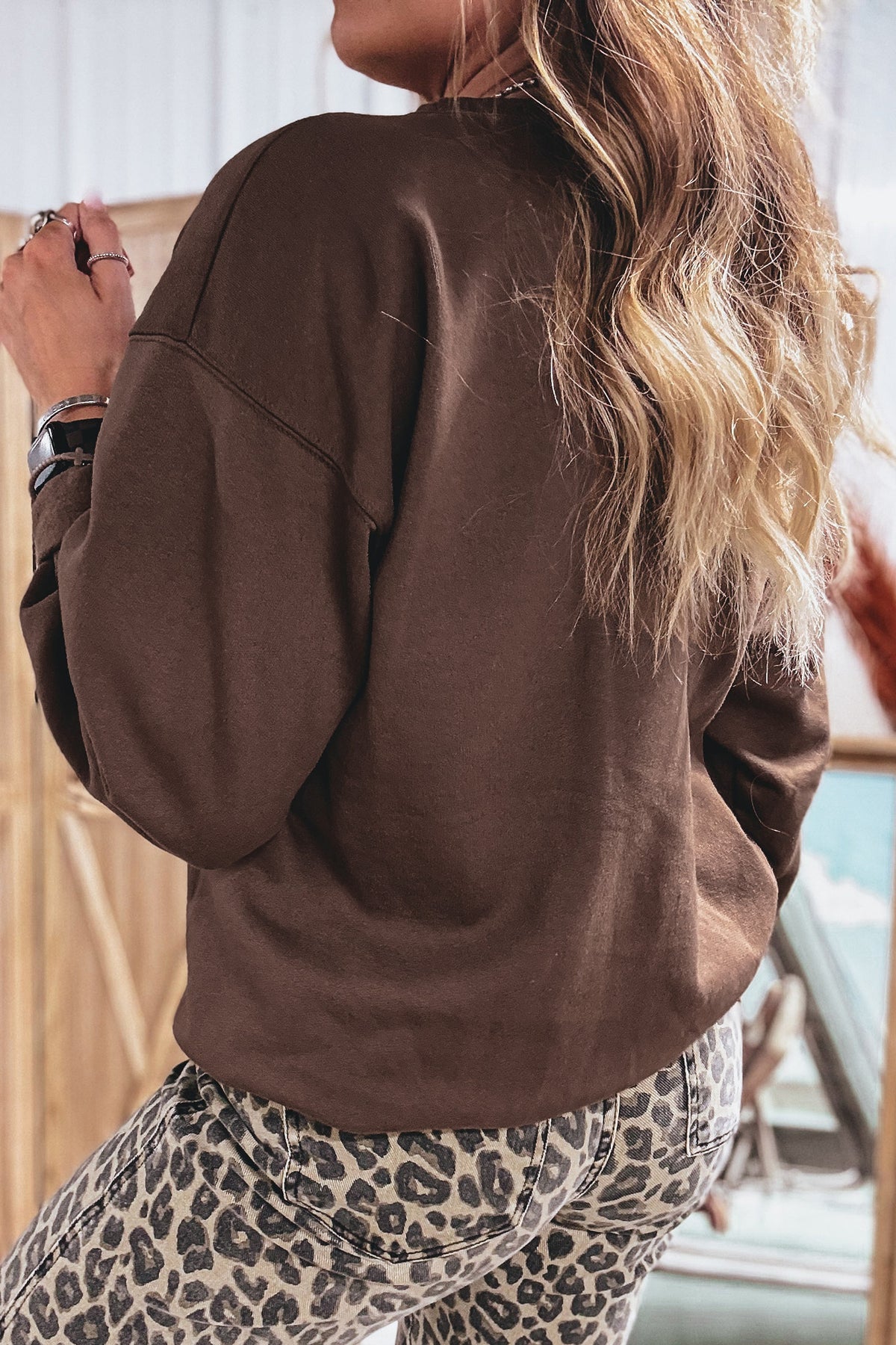 Sudadera Western Café con Parches Bordados | Detallia