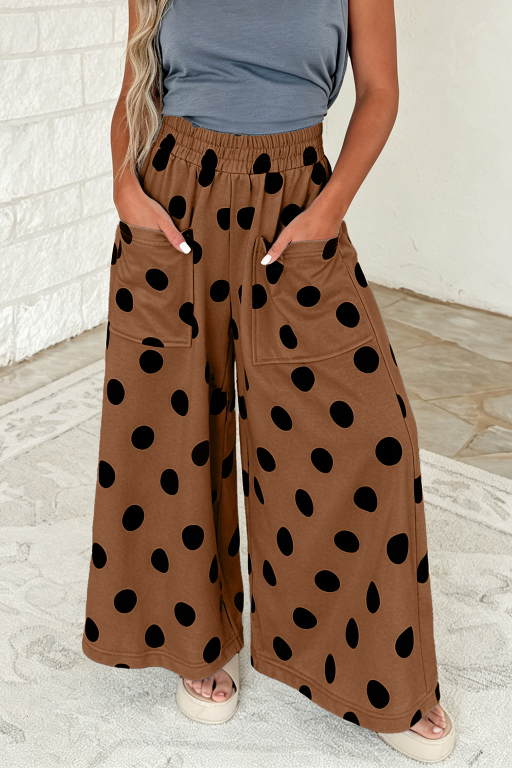 Pantalón Marrón de Lunares con Pernera Ancha | Detallia