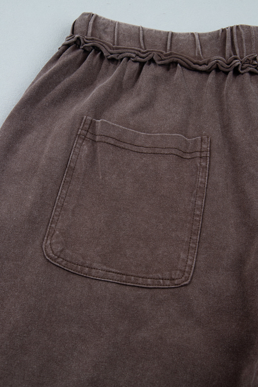 Pantalón Acampanado Café con Efecto Lavado Mineral | Detallia