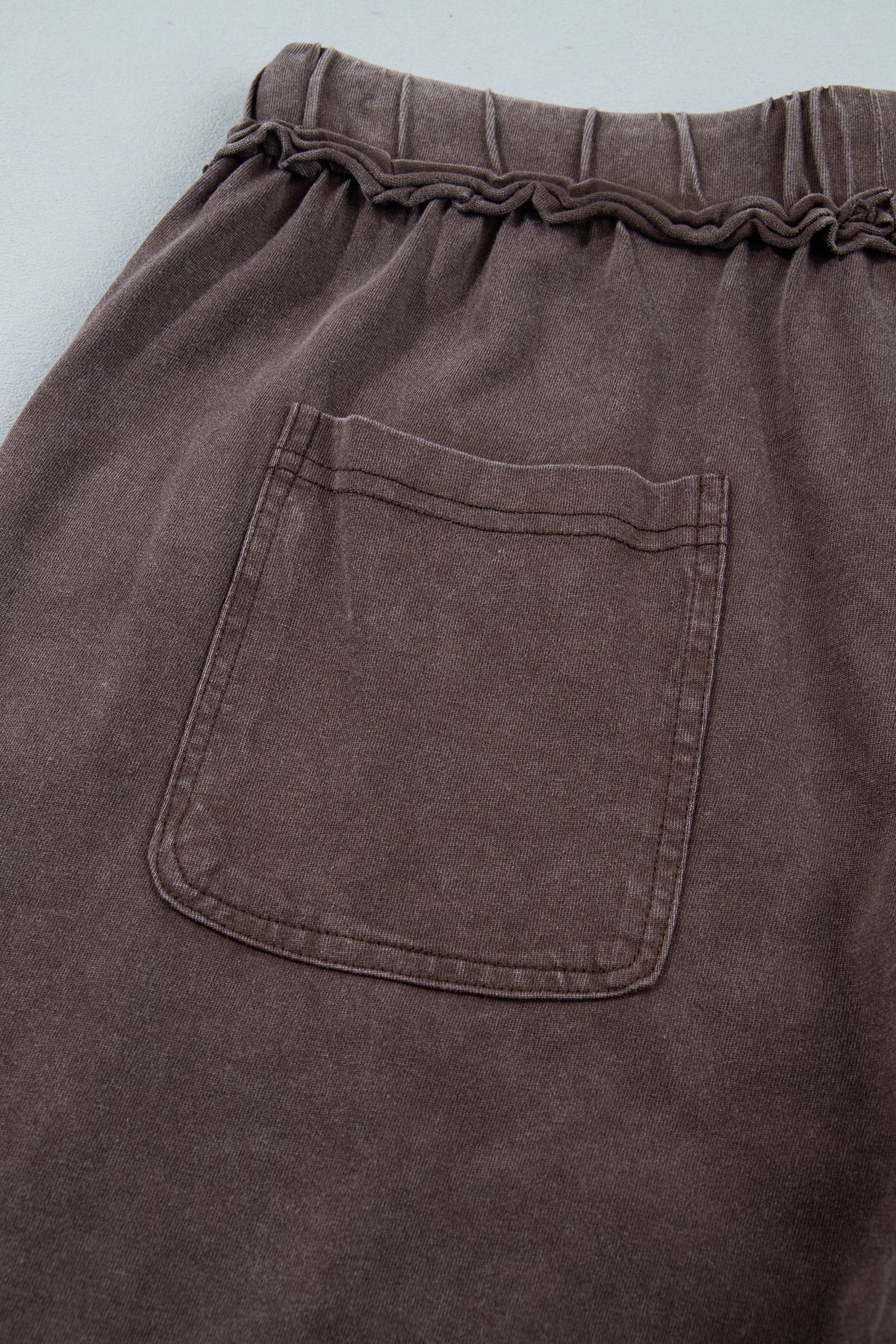 Pantalón Acampanado Café con Efecto Lavado Mineral | Detallia