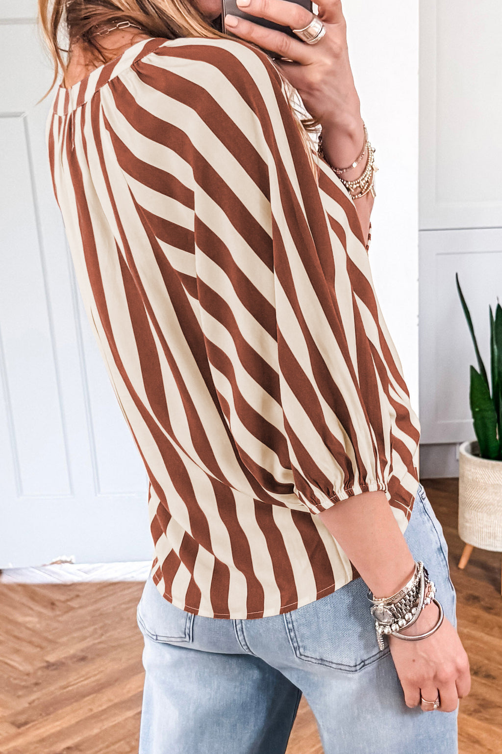 Blusa Marrón de Rayas con Escote en V | Detallia