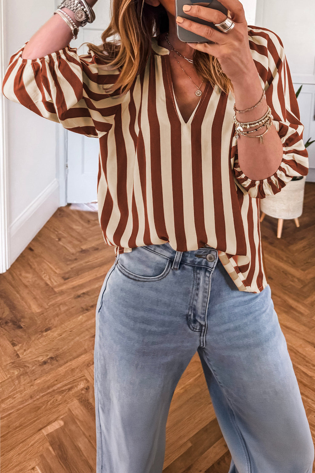 Blusa Marrón de Rayas con Escote en V | Detallia
