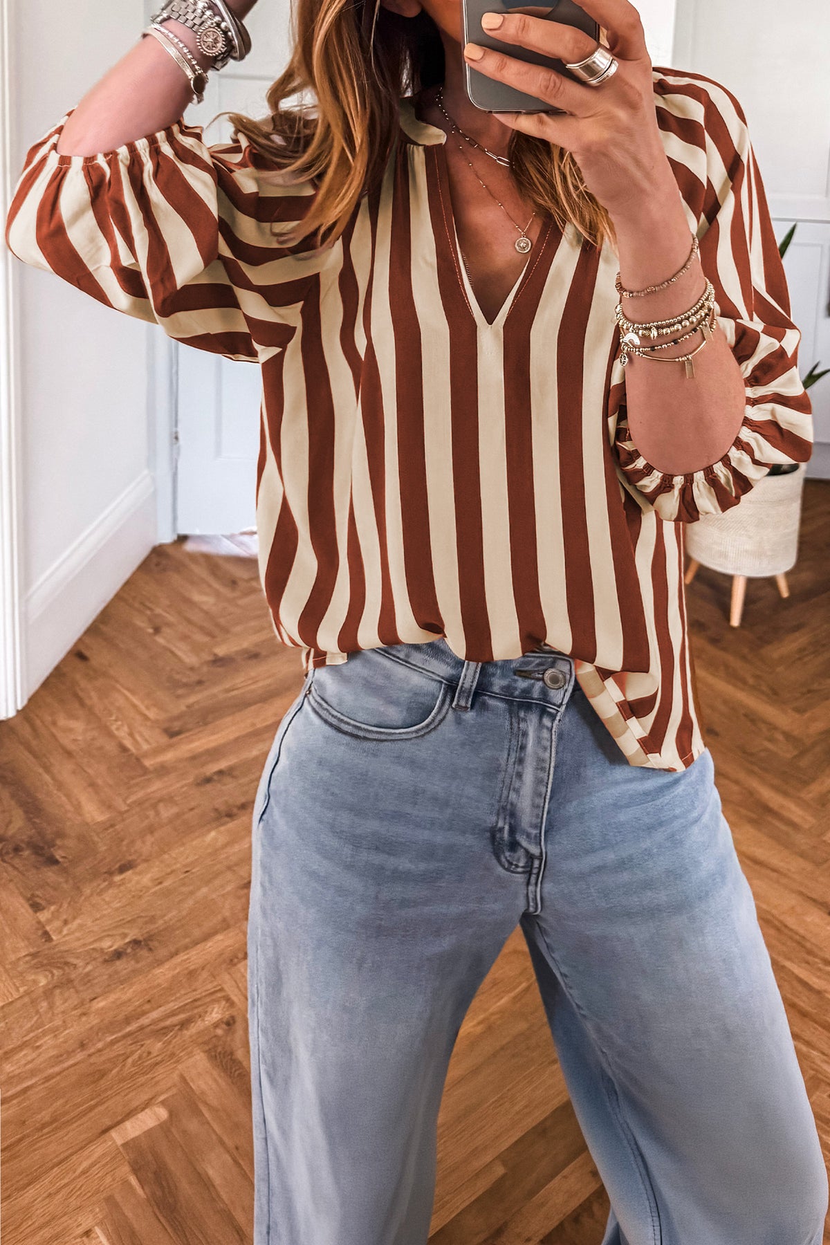 Blusa Marrón de Rayas con Escote en V | Detallia
