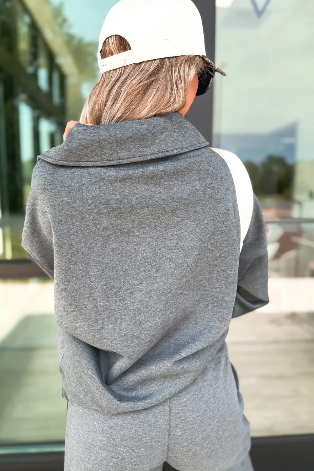 Conjunto Negro de Sudadera con Cuello Pico y Pantalón | Detallia