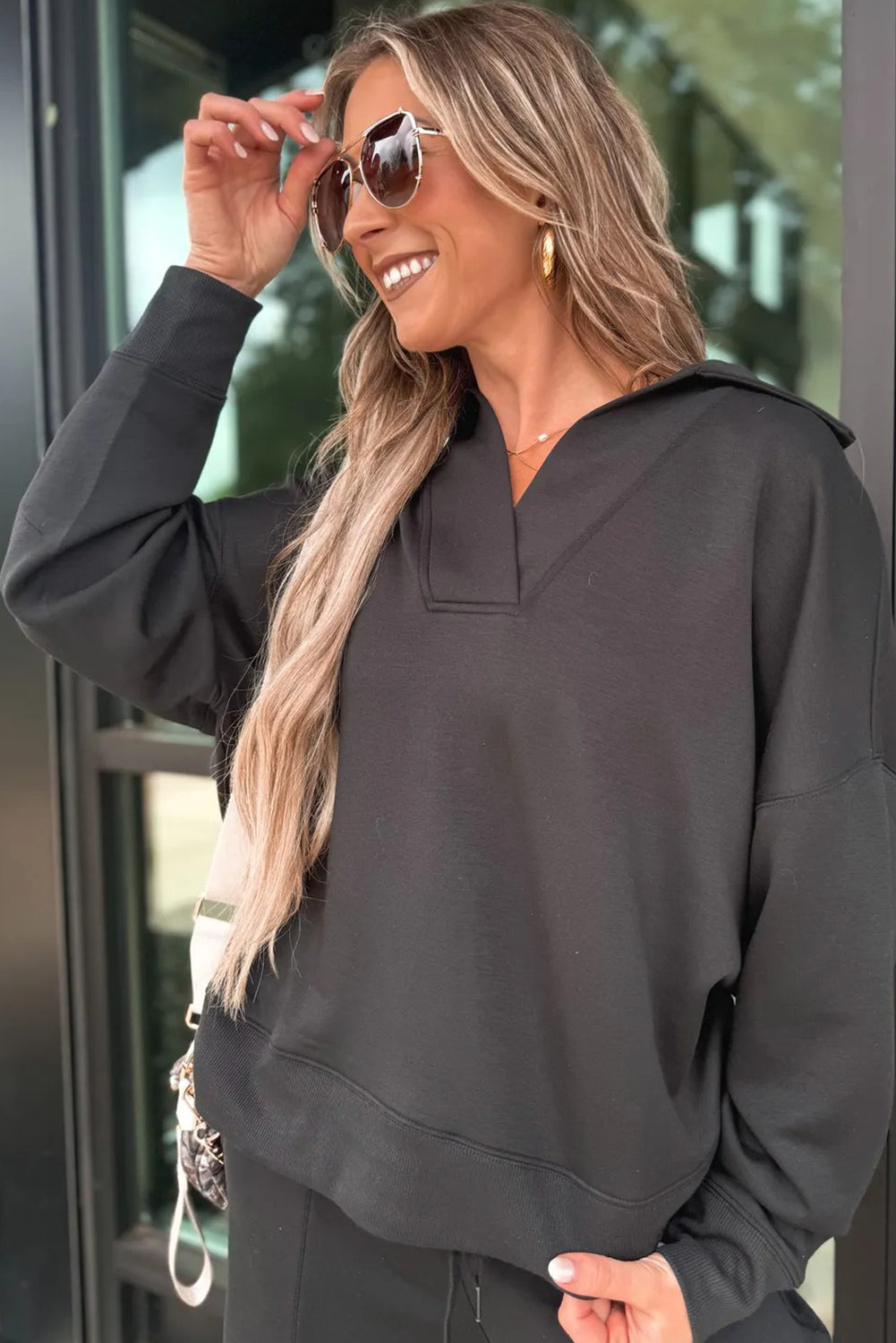 Conjunto Negro de Sudadera con Cuello Pico y Pantalón | Detallia