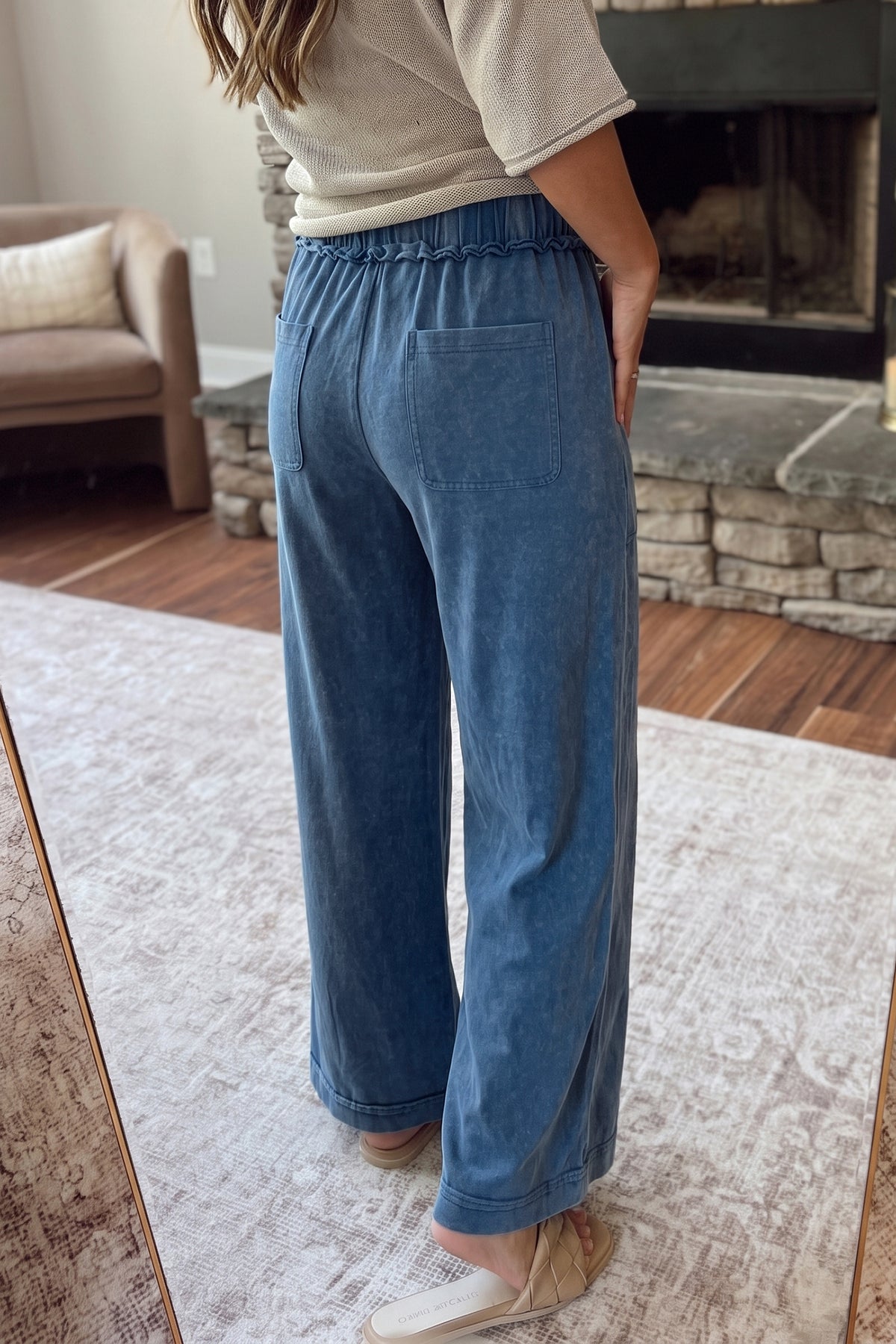 Pantalón Acampanado Café con Efecto Lavado Mineral | Detallia