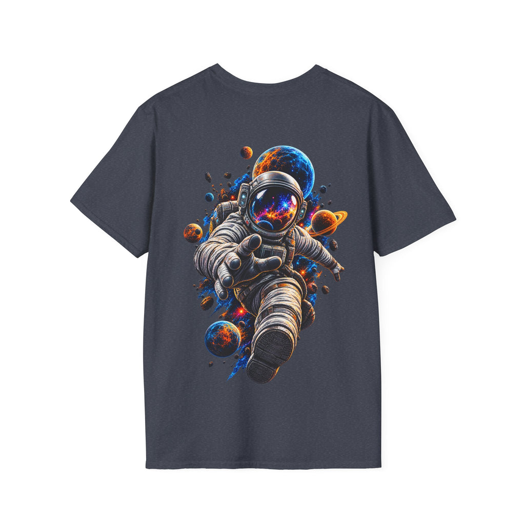 Camiseta Astronauta Cósmico - puesta por un modelo