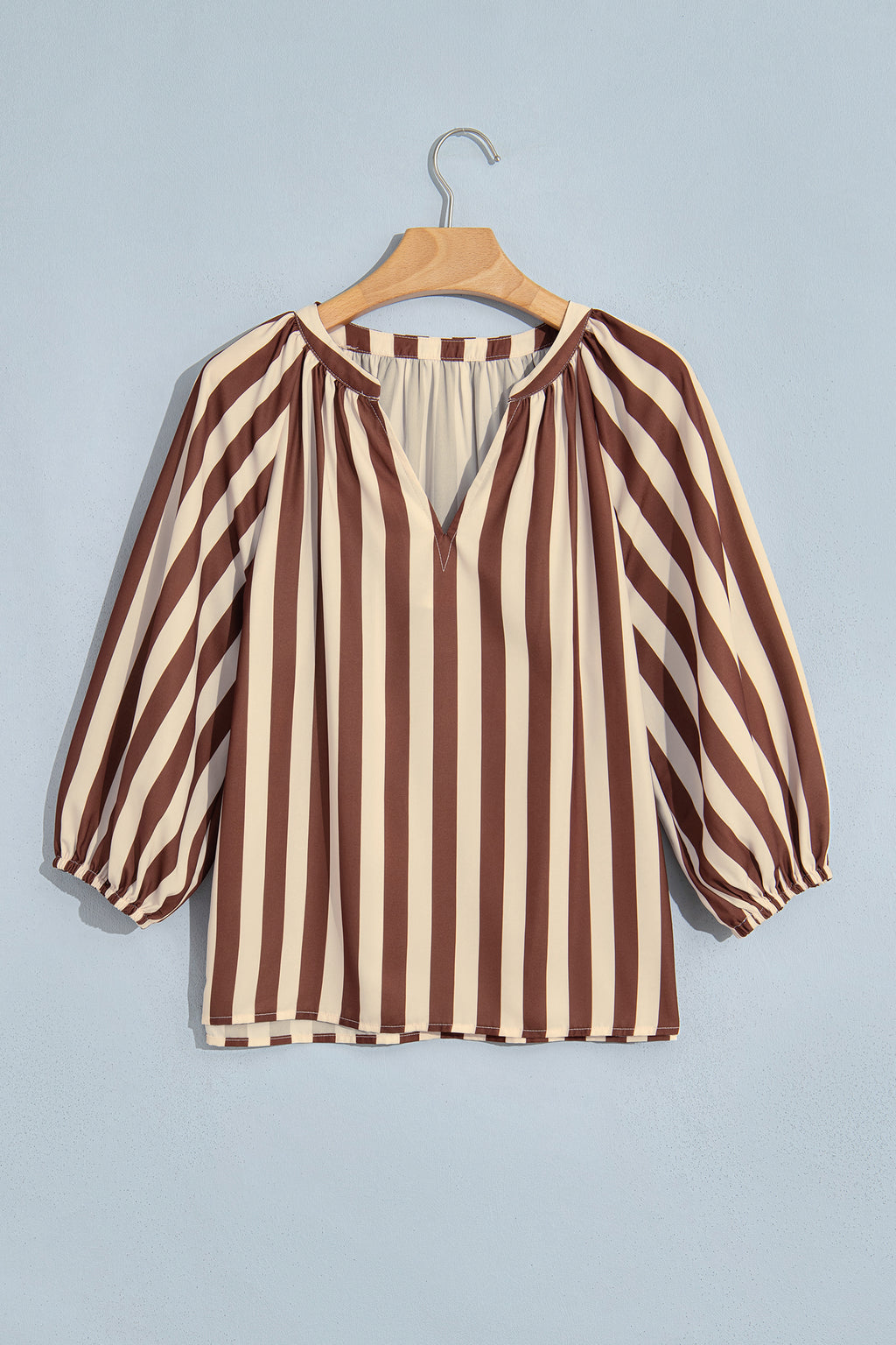 Blusa Marrón de Rayas con Escote en V | Detallia