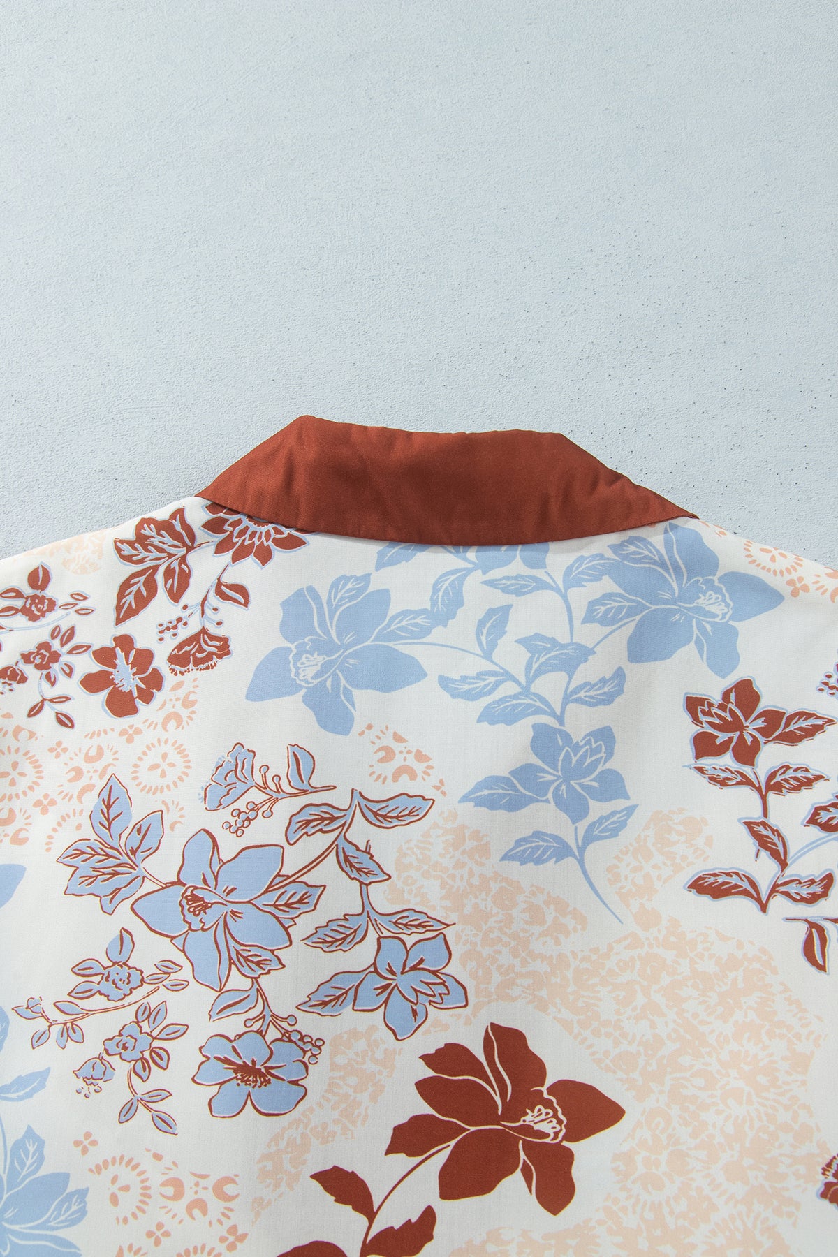 Blusa Curvy Blanca Floral con Cuello en Contraste | Detallia