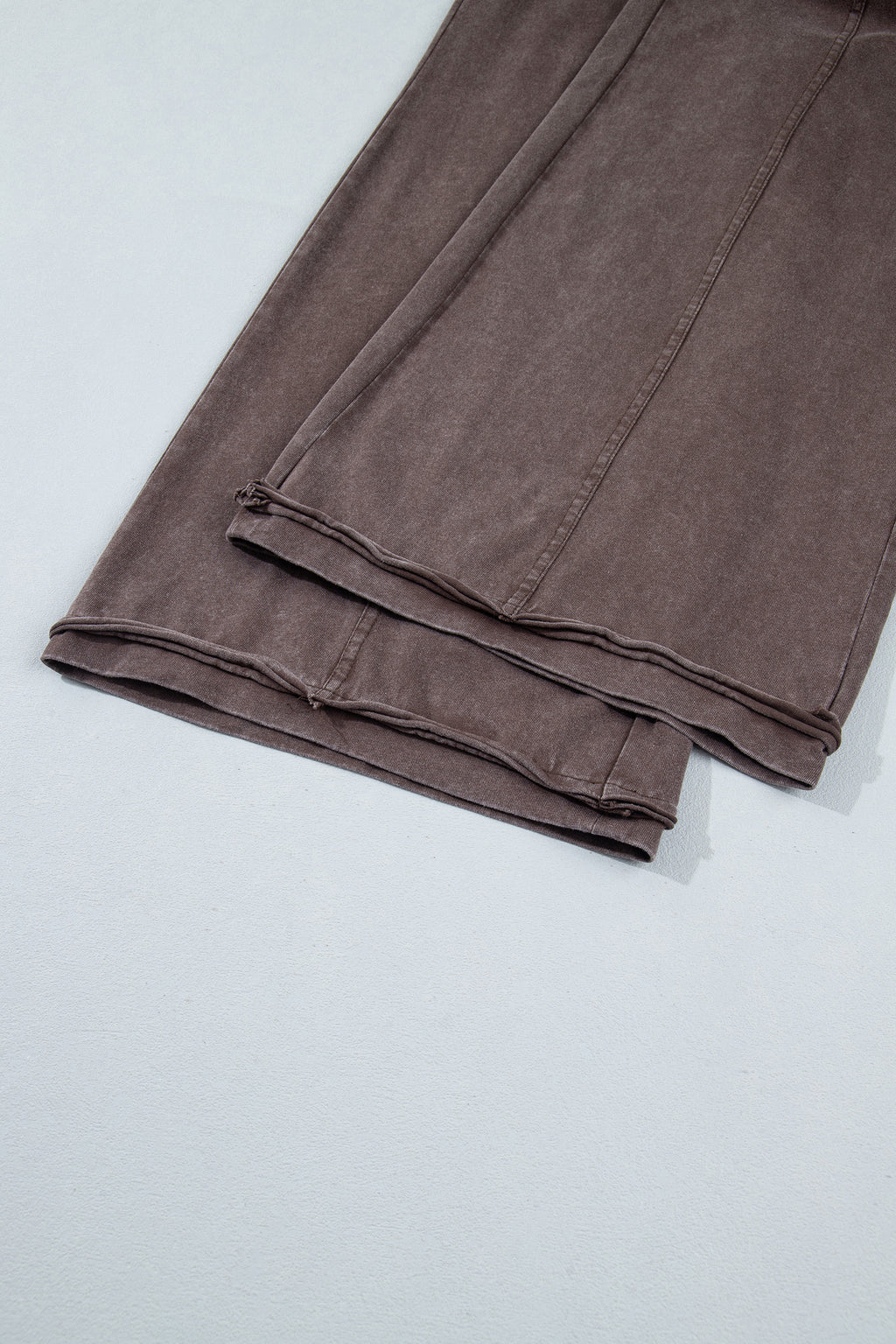 Pantalón Acampanado Café con Efecto Lavado Mineral | Detallia
