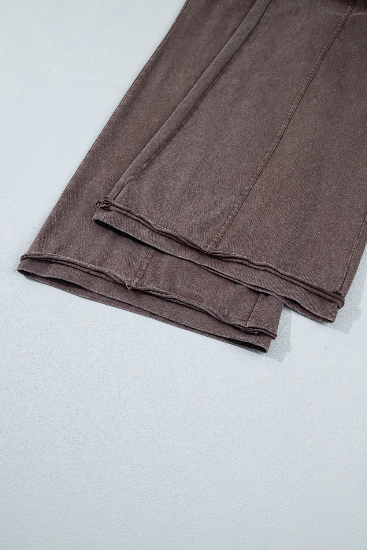 Pantalón Acampanado Café con Efecto Lavado Mineral | Detallia
